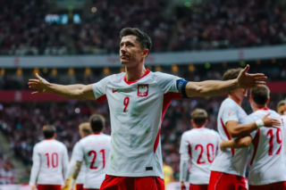 Polska - Rumunia: Czerwona kartka, rzut karny i gol Lewandowskiego! Zobacz wideo