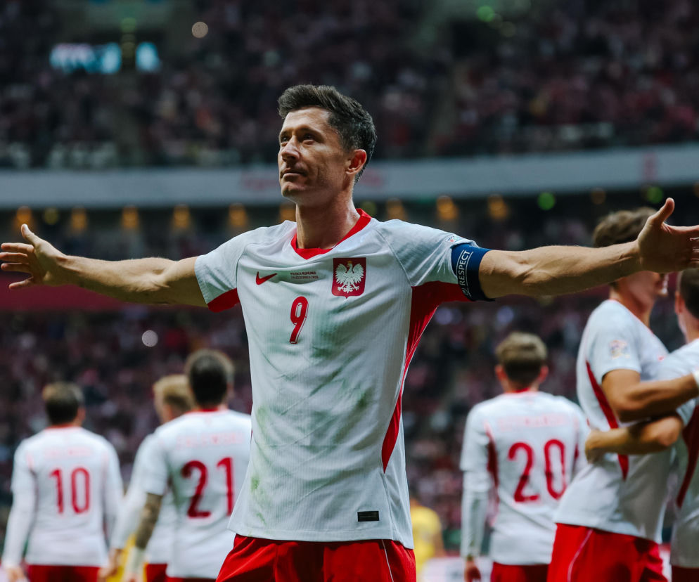Robert Lewandowski cieszy się z 90. gola w meczu z Rumunią. O sukcesie napastnika przeczytasz na SE Supersport.