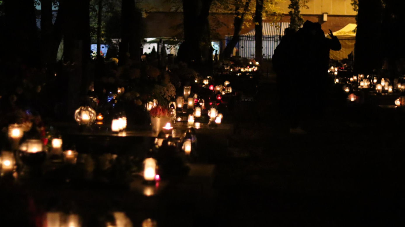 Tysiące płomieni. Tak wygląda lubelski cmentarz po zmroku. Zobaczcie!