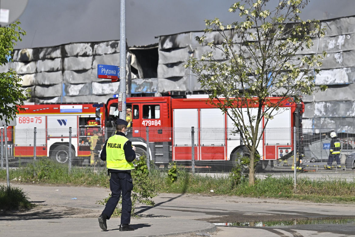 Zgliszcza kompleksu handlowego w Warszawie  