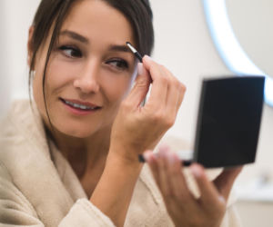 Odwołaj kosmetyczkę i kup w Rossmannie za 5 zł. Aplikuj na brwi codziennie wieczorem, a będą ciemniejsze i grubsze. Przyciemnianie brwi w domu