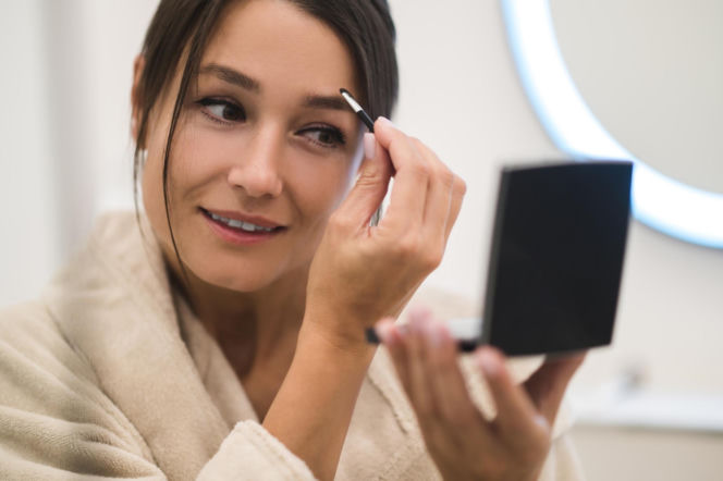 Odwołaj kosmetyczkę i kup w Rossmannie za 5 zł. Aplikuj na brwi codziennie wieczorem, a będą ciemniejsze i grubsze. Przyciemnianie brwi w domu