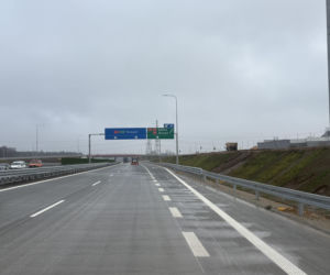 Na autostradzie A2 na wschód od Warszawy prace idą pełną parą, zarówno w dzień, jak i po zmroku