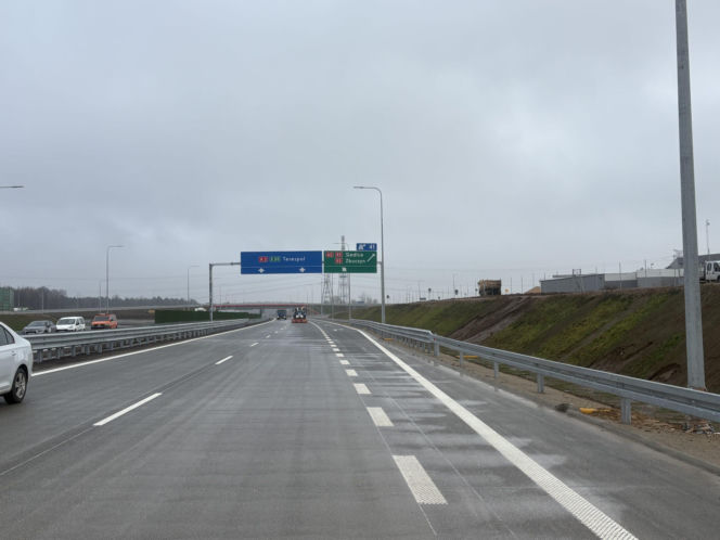 Na autostradzie A2 na wschód od Warszawy prace idą pełną parą, zarówno w dzień, jak i po zmroku