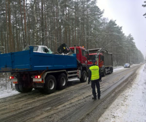 Czołowe zderzenie samochodu osobowego z ciężarówką