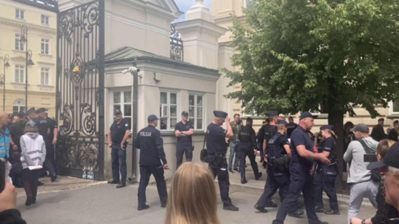 Rektor UW wezwał policję. Mundurowi wynieśli protestujących studentów
