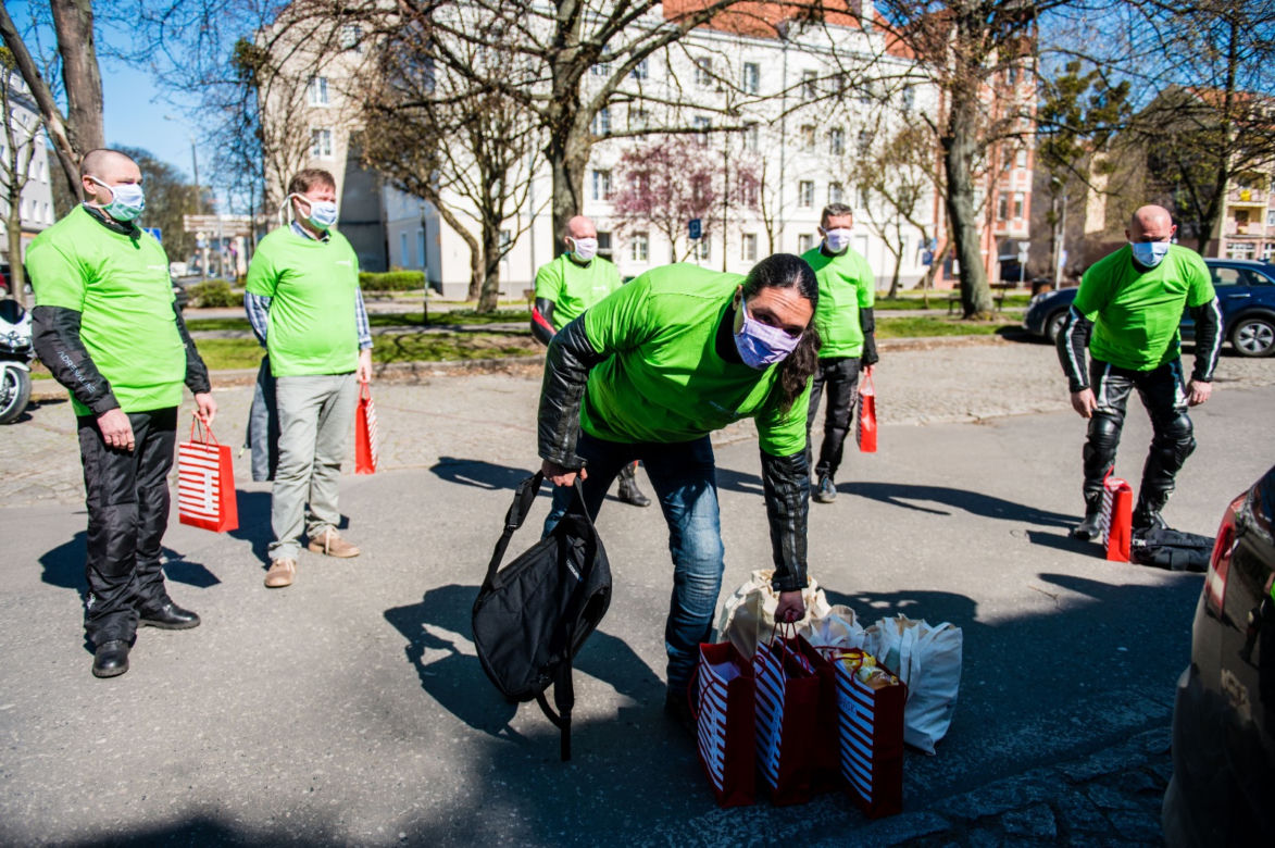 Koronawirus w Trójmieście. Jeżdżą na motorach i pomagają seniorom