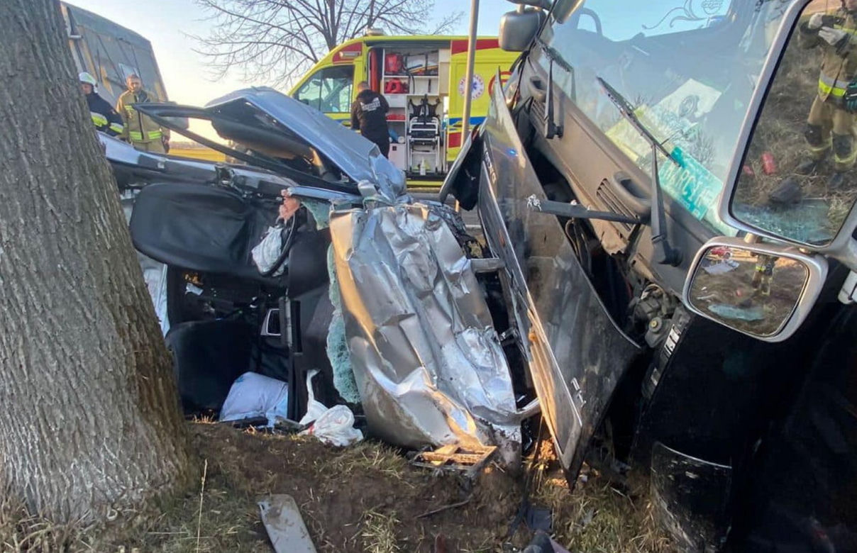 Horror w Golanach. Czołowe zderzenie ciężarówki i audi. Nie żyje kierowca osobówki
