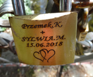 Zobaczcie kłódki miłości na mostku w Lubniewicach. 