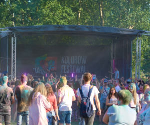 W Lubinie wybuchła bitwa... na kolorowe proszki. Zobacz zdjęcia z Festiwalu Kolorów! [GALERIA]