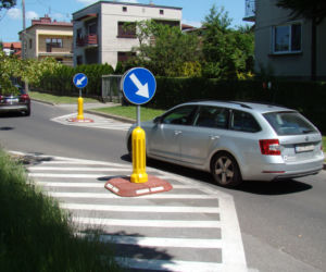 Drogowy absurd? Kierowcy z Tarnowa muszą jeździć slalomem!