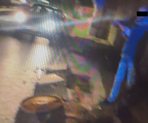 Agresywny mężczyzna dewastował przejeżdżające auta w Warszawie