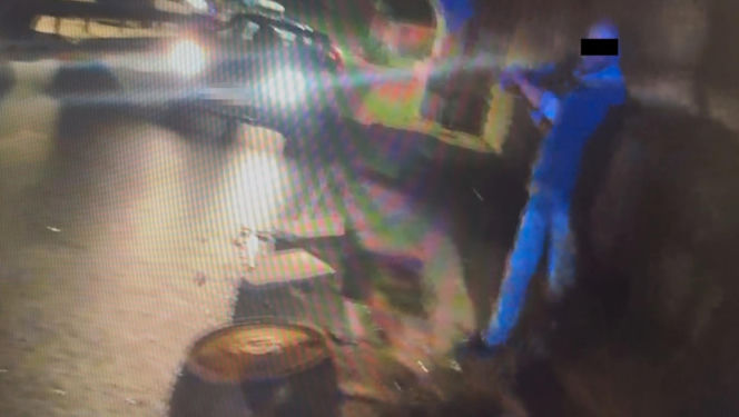 Agresywny mężczyzna dewastował przejeżdżające auta w Warszawie