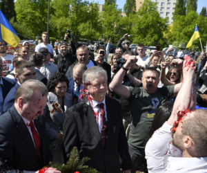 Ambasador Rosji Siergiej Andriew oblany sokiem z buraka przez aktywistów w 2022r.