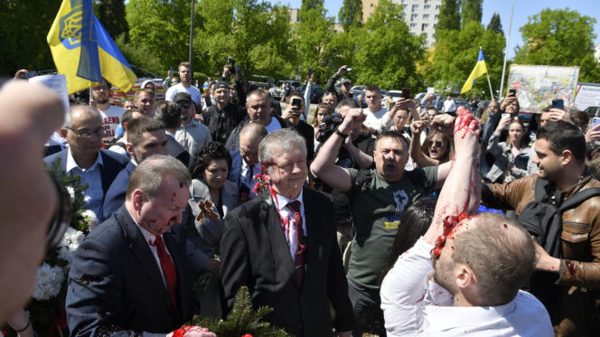 Ambasador Rosji Siergiej Andriew oblany sokiem z buraka przez aktywistów w 2022r.