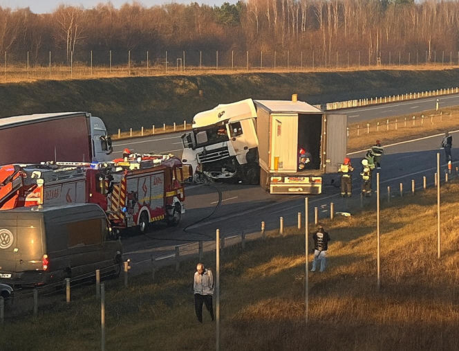 Wypadek na autostradzie A1. Zderzyły się dwie ciężarówki