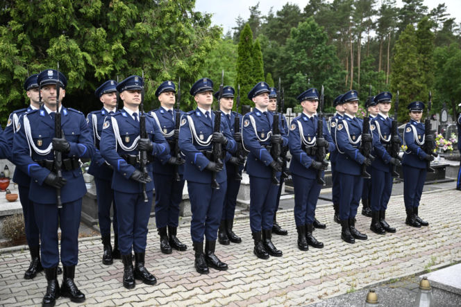 Tłumy pożegnały 23-letniego policjanta. Kacper zginął w tragicznym wypadku w Piasecznie