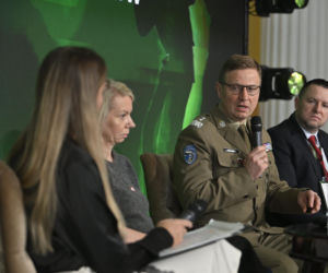 Konferencja Portalu Obronnego „Odporność cyfrowa i informacyjna Polski. Wyzwania w dobie wojny hybrydowej. Drugi panel