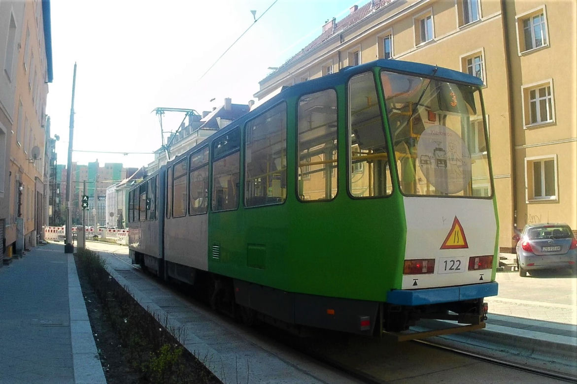 Dlaczego tramwaje jeżdżą tyłem? Niecodzienne manewry na szczecińskim Niebuszewie