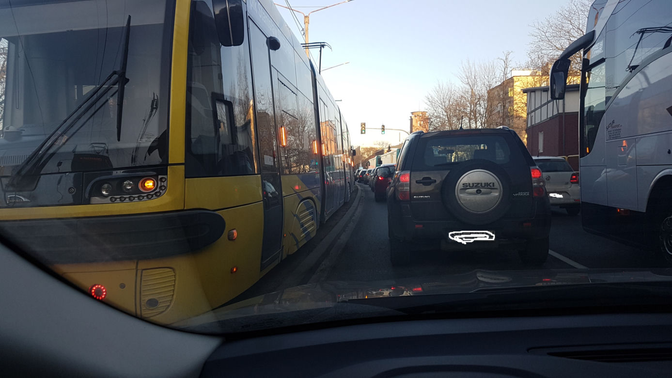 Kierowca BMW zderzył się z tramwajem! Poważne utrudnienia!