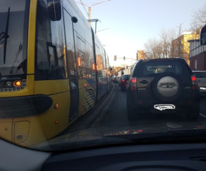 Kierowca BMW zderzył się z tramwajem! Poważne utrudnienia!