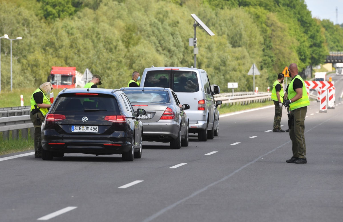 Ogromne korki na autostradzie prowadzącej do przejścia w Kołbaskowie