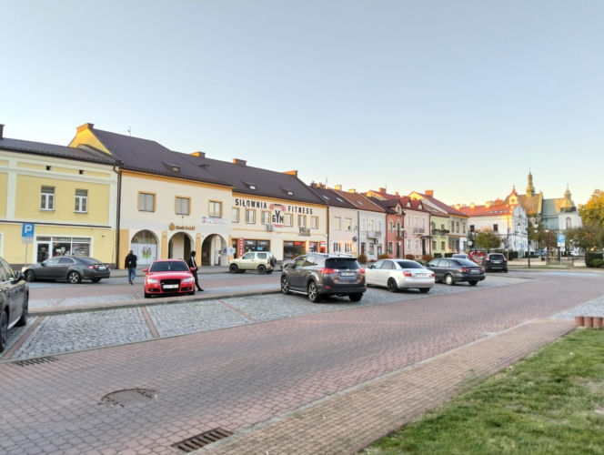 To miasto w województwie małopolskim ma jeden z najpiękniejszych rynków. Olśniewa również zabytkowym ratuszem