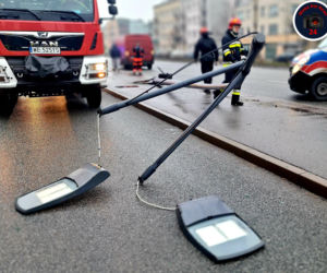Roztrzaskał sportowe auto na latarni! Ogromny wypadek na Grochowie