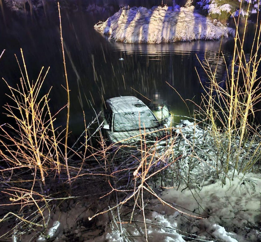 O krok od tragedii w woj. lubelskim. BMW wpadło do stawu i zaczęło tonąć