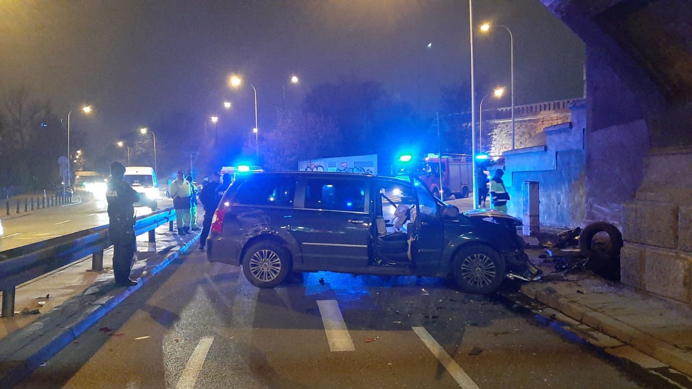 Policyjny pościg na Wisłostradzie. 41-latek rozwalił auto o filar mostu. Był pijany i pod wpływem narkotyków
