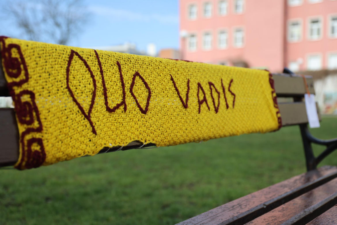 Kolorowe instalacje opanowały Lublin. Tak „Otulanie włóczką” świętuje swoje 10. urodziny!