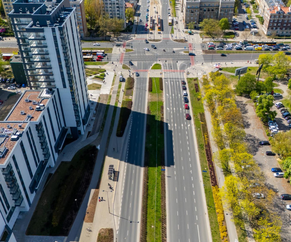 Widok z góry na Aleję Polski Walczącej w Warszawie. O planach budowy nowej linii tramwajowej przeczytasz w Architektura.