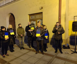 Tarnów pokazał solidarność z Ukrainą. Zapłonęły żółte-niebieskie znicze [ZDJĘCIA]