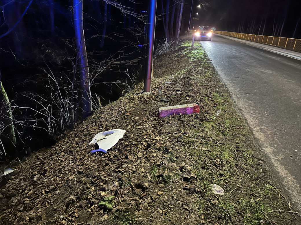 Zjechał z drogi wprost do rzeki. Jego auto postanowiło popływać w cieku wodnym