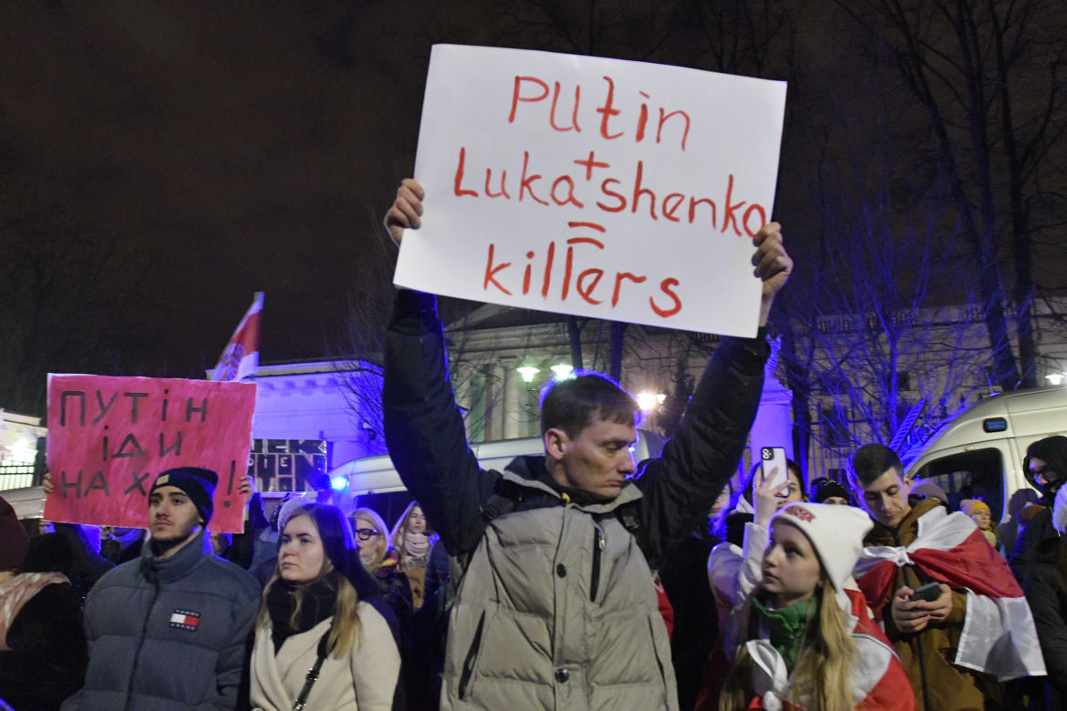 Transparenty na antyrosyjskich protestach