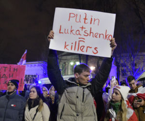 Transparenty na antyrosyjskich protestach