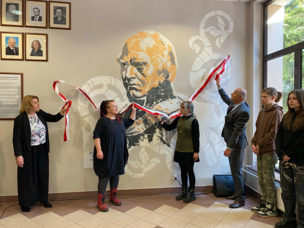 Uczniowie ZSP nr 1 stworzyli mural na ścianach szkoły. Grafika przedstawia patrona placówki