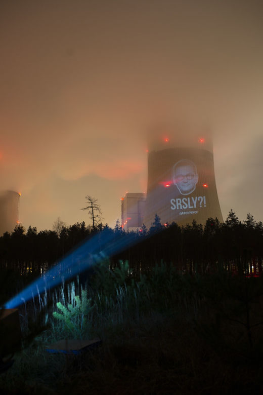 Greenpeace wyświetla portret premiera Morawieckiego na chłodni kominowej Elektrowni Bełchatów