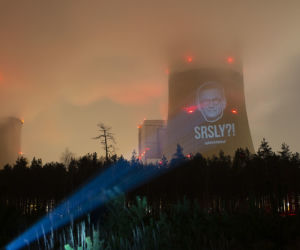 Greenpeace wyświetla portret premiera Morawieckiego na chłodni kominowej Elektrowni Bełchatów