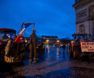 Traktory pod Wieżą Eiffla. Rolnicy blokują Paryż w proteście przeciw umowie UE–Mercosur