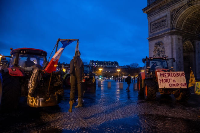 Traktory pod Wieżą Eiffla. Rolnicy blokują Paryż w proteście przeciw umowie UE–Mercosur