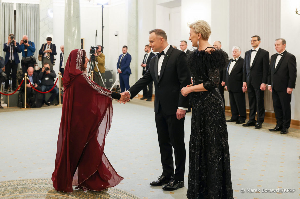 Agata Duda w piórach na noworocznym spotkaniu