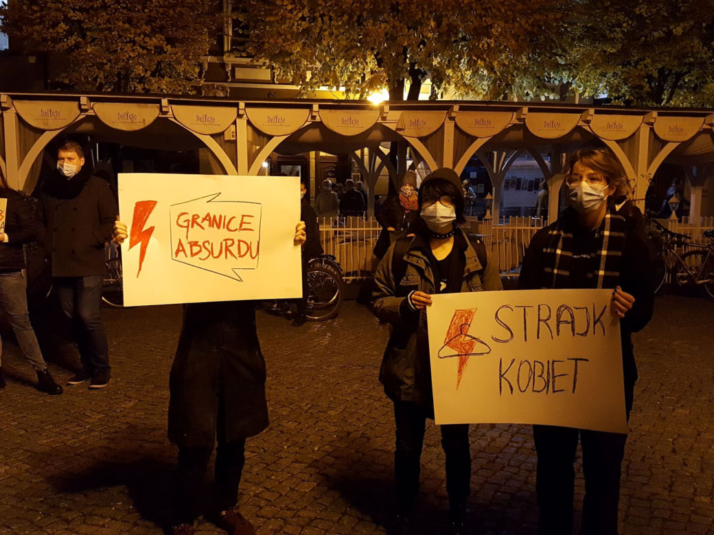  Skandowano, skakano i śpiewano... Kolejny "Strajk Kobiet" w Lesznie