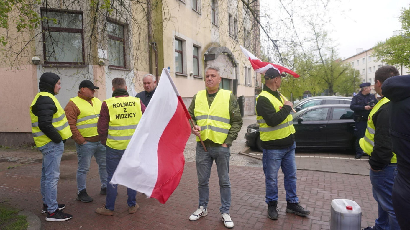 Rolnicy z Warmii i Mazur pod biurem posła Lewicy
