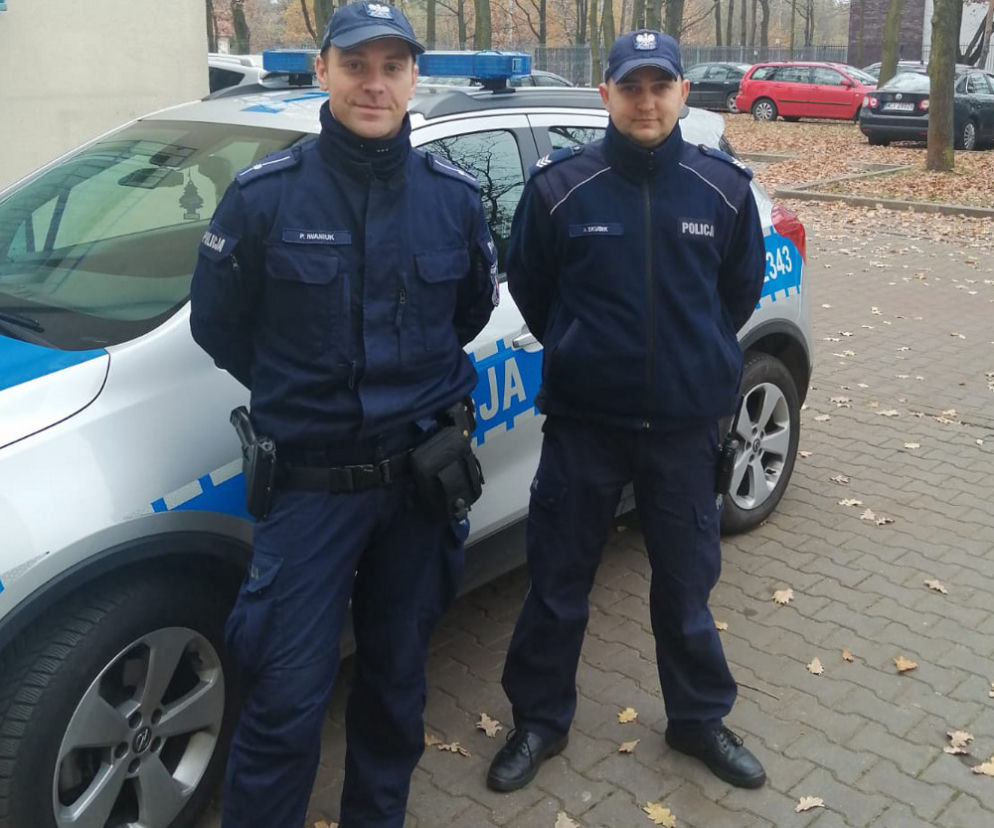 Policjanci eskortowali kobietę z nieoddychającym dzieckiem 