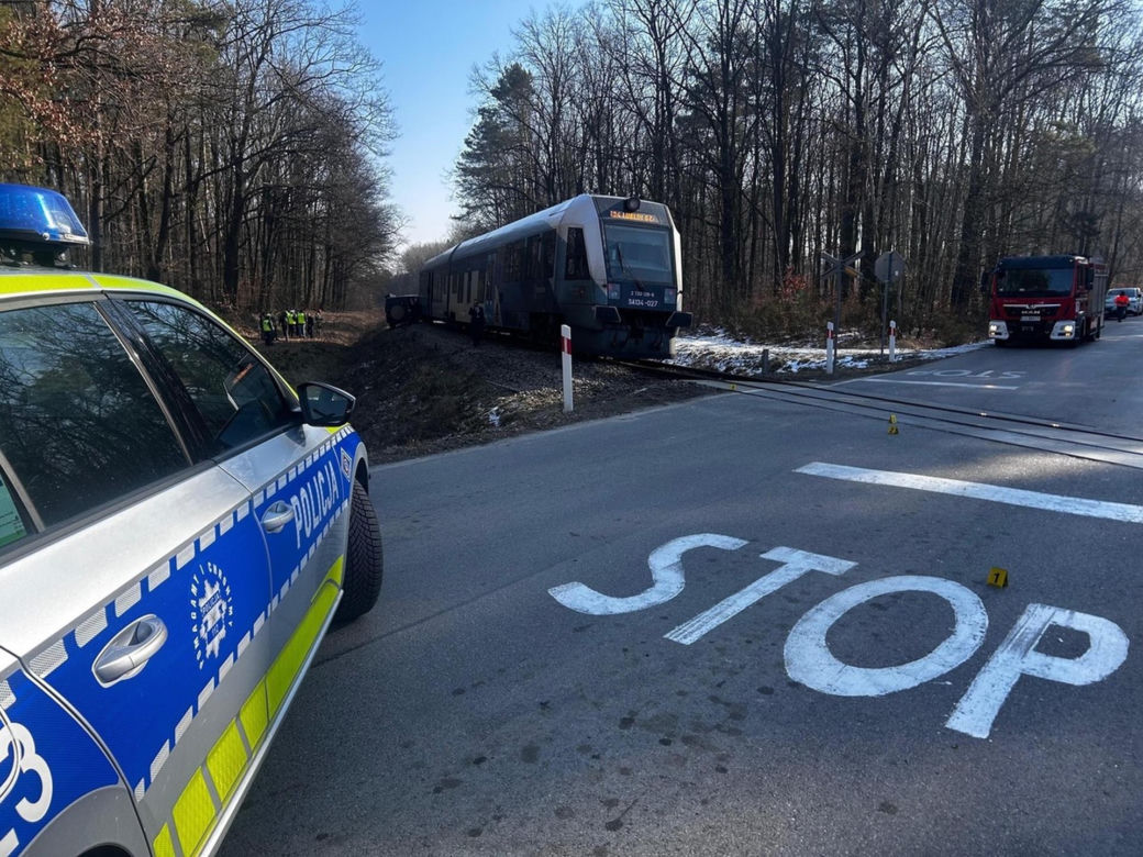 Lubelskie. Wypadek na przejeździe kolejowym. Kierowca busa wjechał wprost pod szynobus