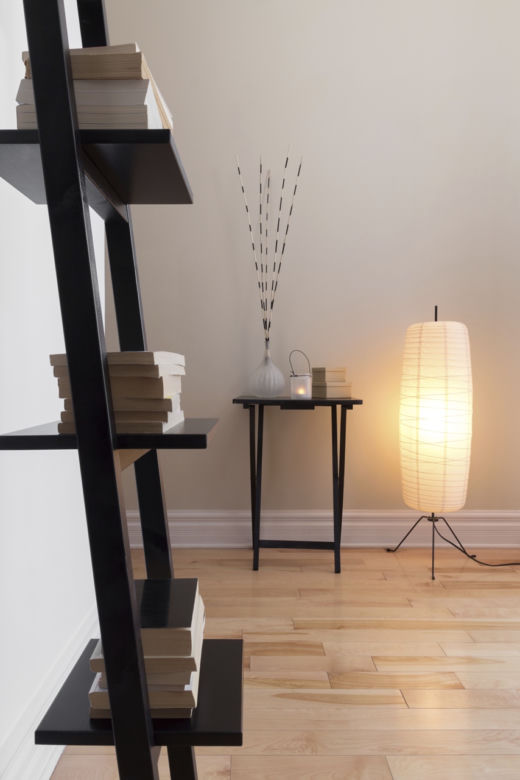 Beżowy off white i ciemnobrązowe drewniane półki