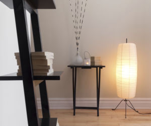 Beżowy off white i ciemnobrązowe drewniane półki