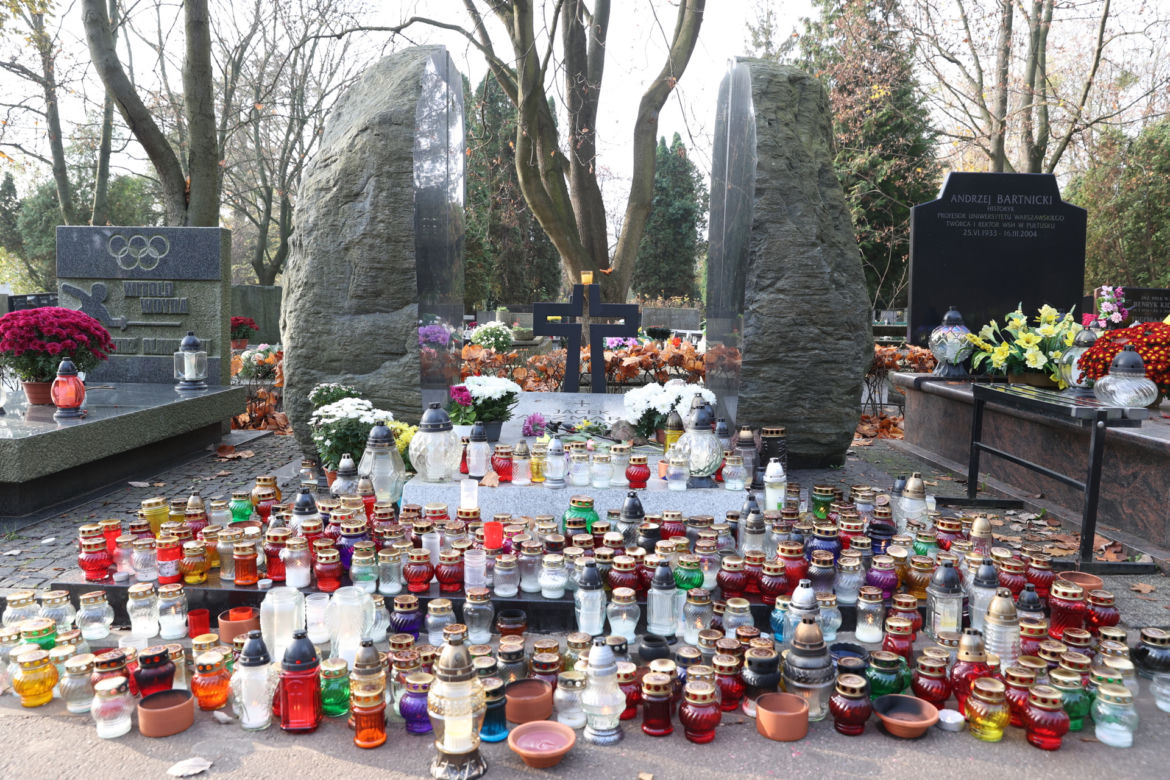 Morze zniczy przy grobie Kory. Powązki Wojskowe po Wszystkich Świętych