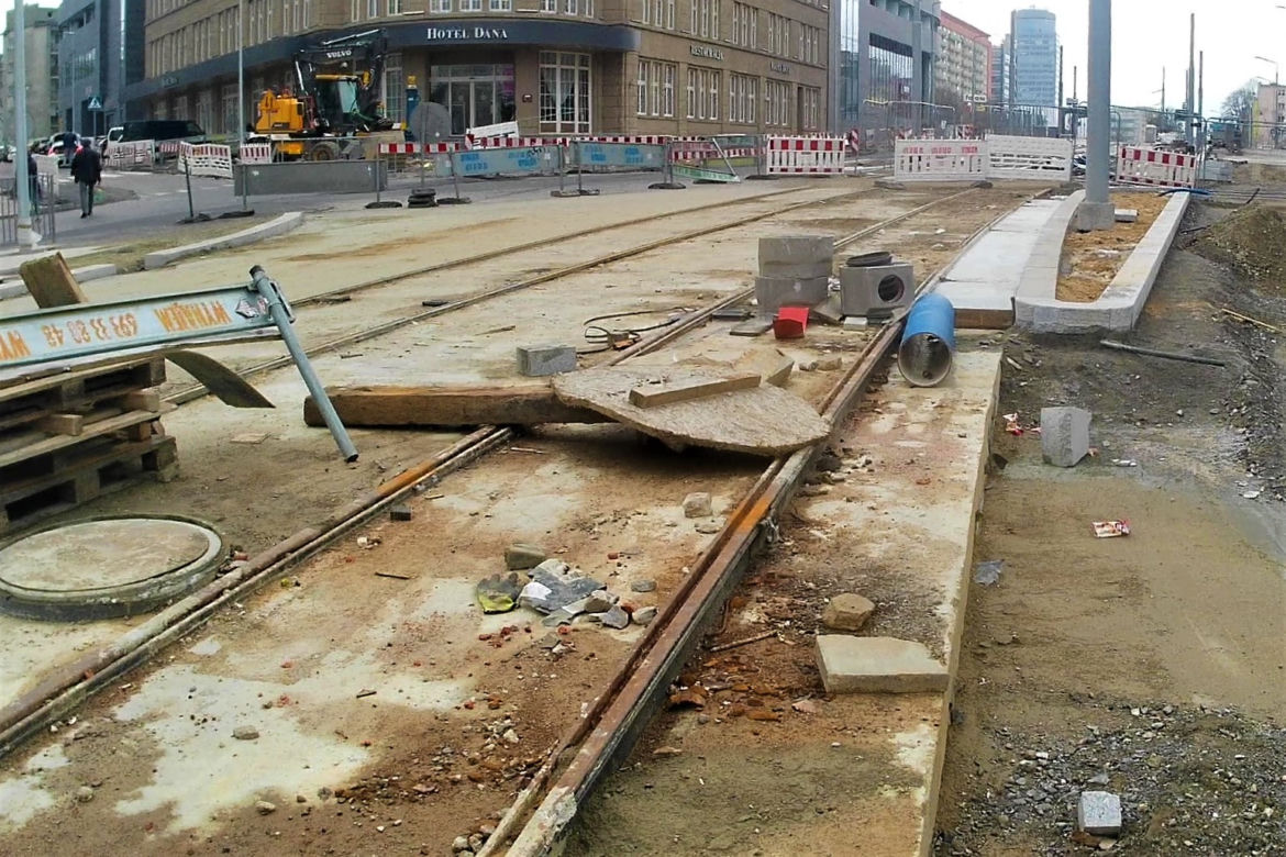 Słupy utrudniają życie pieszym na al. Wyzwolenia